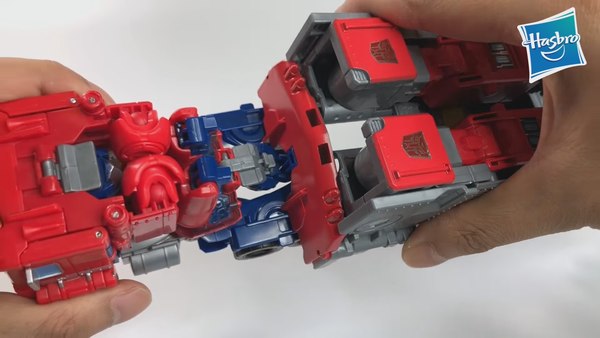 Power Of The Primes Leader Class Optimus Video Gives Detailed In Hand Look With Screencaps 10 (10 of 49)